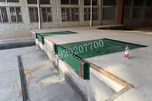 【液压式登车桥】使用说明